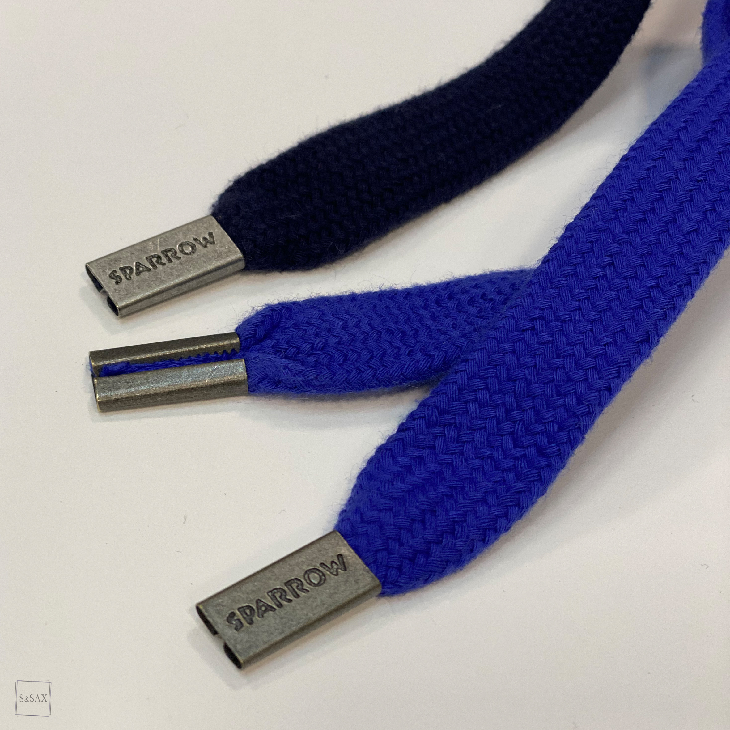 Lace-with-metal-logo-end-1.jpg