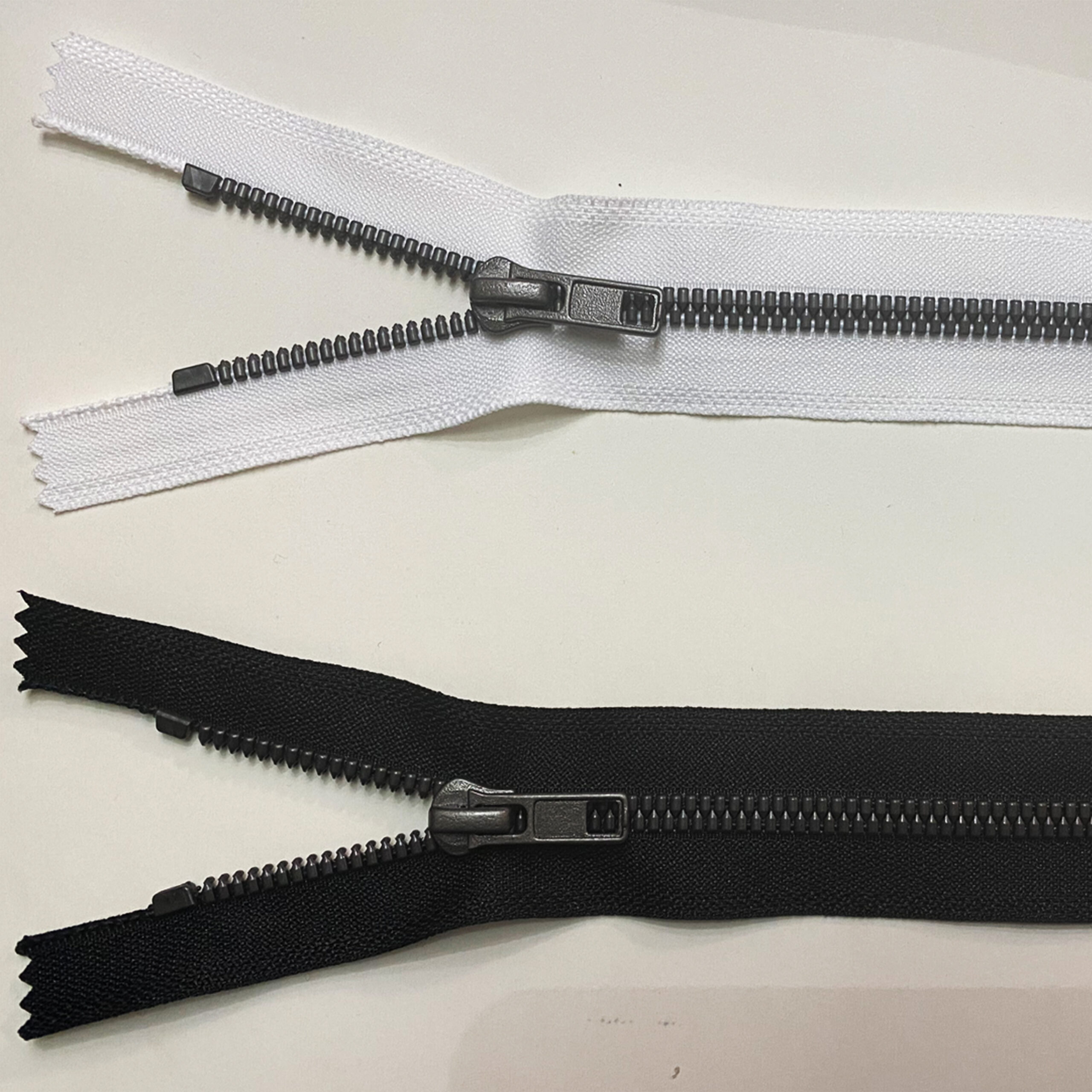 RAJSFERSLUSI-sa-plasticnim-zupcima-koji-izgledaju-kao-metalni-BELI-i-CRNI-scaled-1.jpg