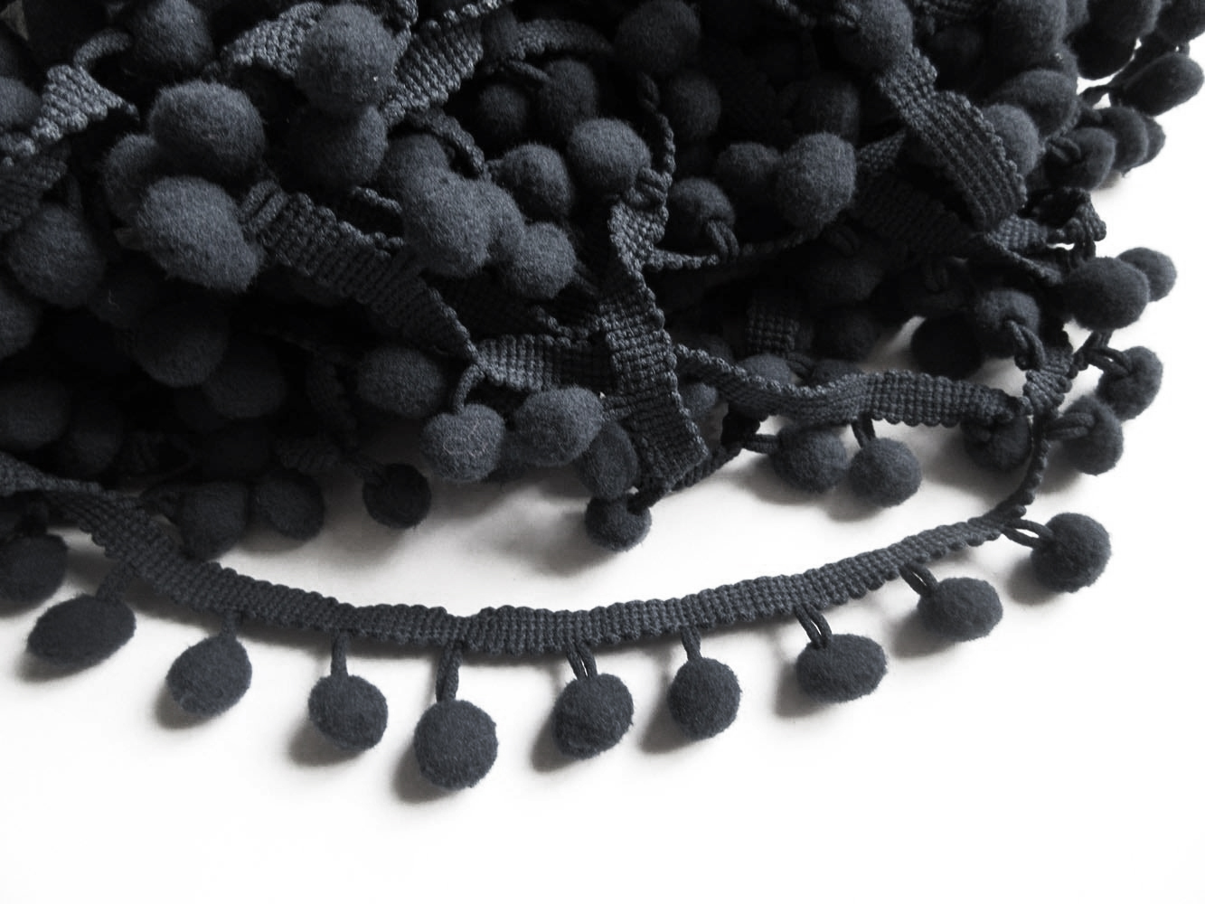 crni-pom-pom-1.jpg